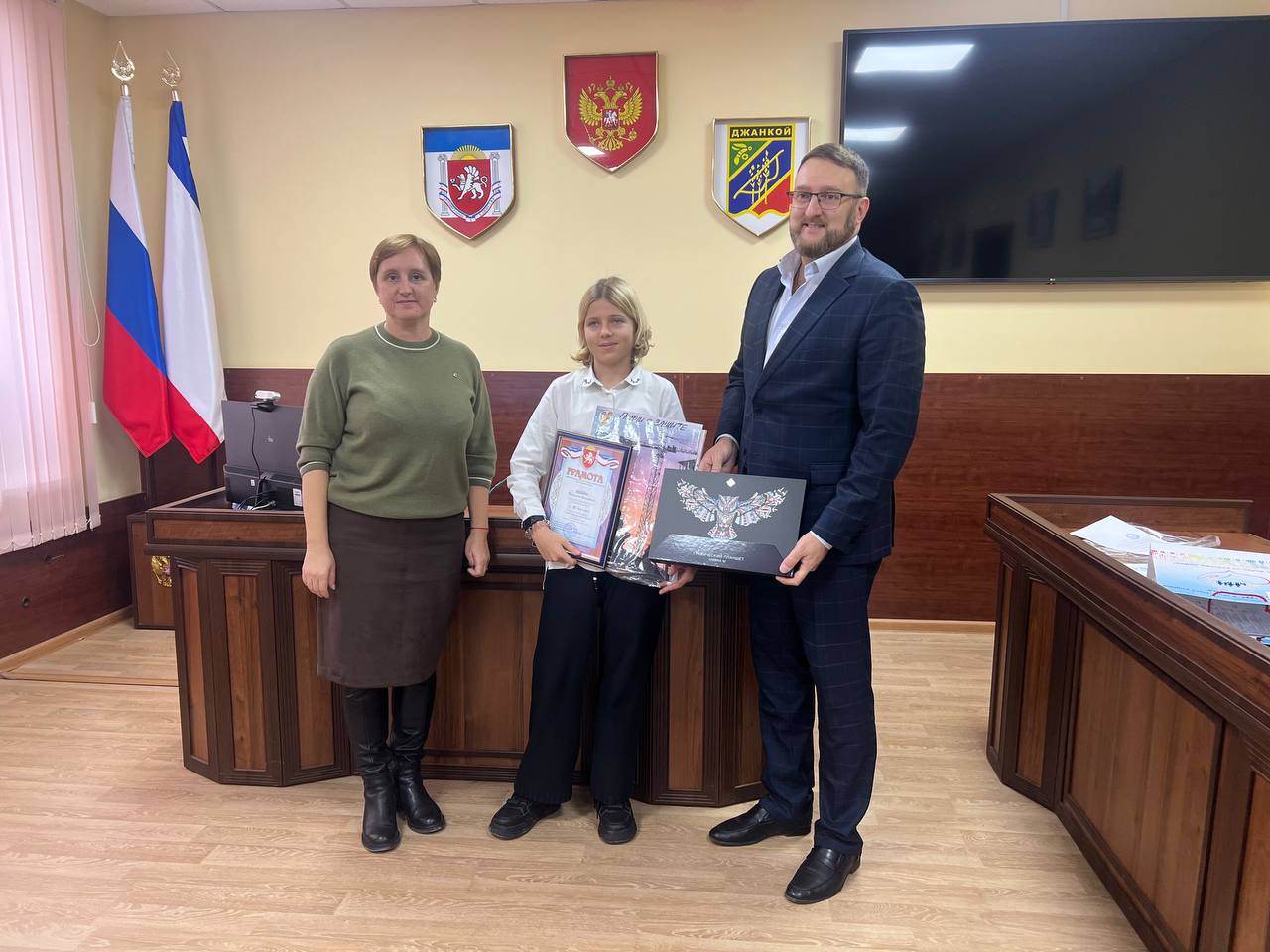 Сегодня первый заместитель главы администрации Жанна Хмур совместно с и начальником управления содействия занятости населения Министерства труда и социальной защиты Республики Крым Денисом Кондрашкиным провели торжественное... Сегодня первый заместитель главы администрации Жанна Хмур совместно с и начальником управления содействия занятости населения Министерства труда и социальной защиты Республики Крым Денисом Кондрашкиным провели торжественное...