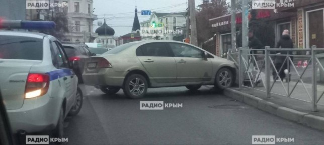 Легковушка врезалась в ограждение в Симферополе