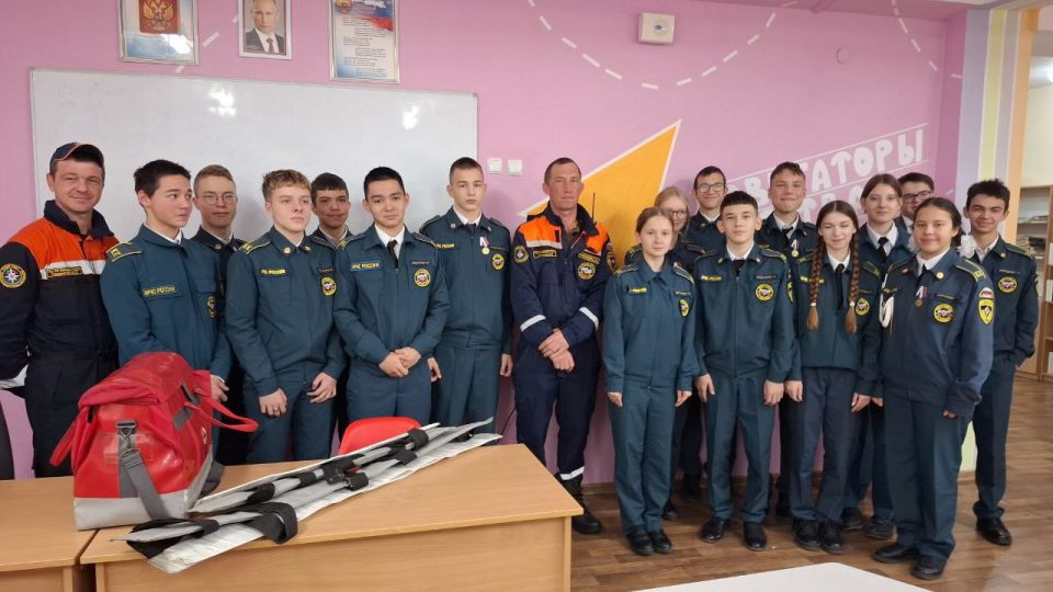 Безопасность — детям!. В преддверии Дня спасателя Российской Федерации сотрудники всех подведомственных МЧС Республики Крым учреждений проводят открытые уроки и дни открытых дверей для подрастающего поколения