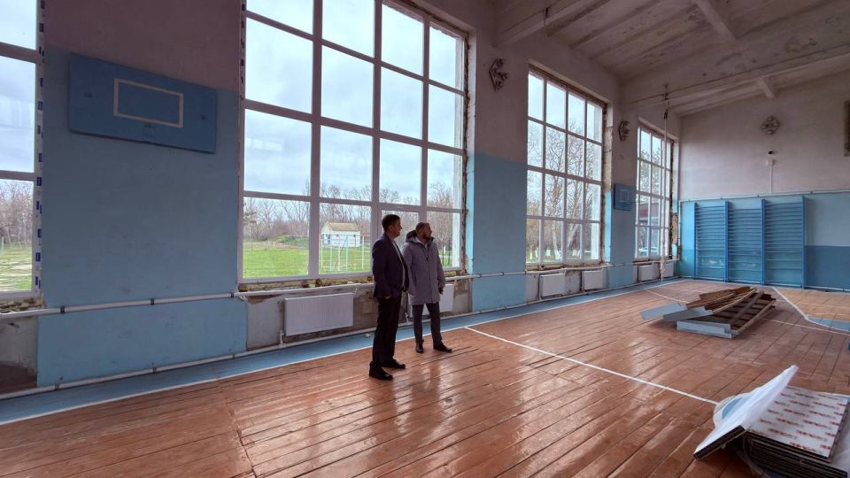 Антон Кравец: В ходе рабочей поездки в Новогригорьевское сельское поселение посетил среднюю общеобразовательную школу, где в настоящее время идут работы по замене оконных блоков на энергосберегающие Антон Кравец: В ходе рабочей поездки в Новогригорьевское сельское поселение посетил среднюю общеобразовательную школу, где в настоящее время идут работы по замене оконных блоков на энергосберегающие