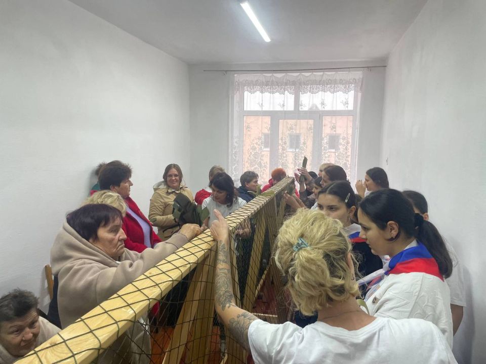 Антон Кравец: Нижнегорский район, а именно школа в с.Дрофино, сделали еще один уверенный шаг в патриотическом направлении - благодаря волонтерам организации «Весточка иZ Крыма» в общеобразовательном учреждении появилась... Антон Кравец: Нижнегорский район, а именно школа в с.Дрофино, сделали еще один уверенный шаг в патриотическом направлении - благодаря волонтерам организации «Весточка иZ Крыма» в общеобразовательном учреждении появилась...