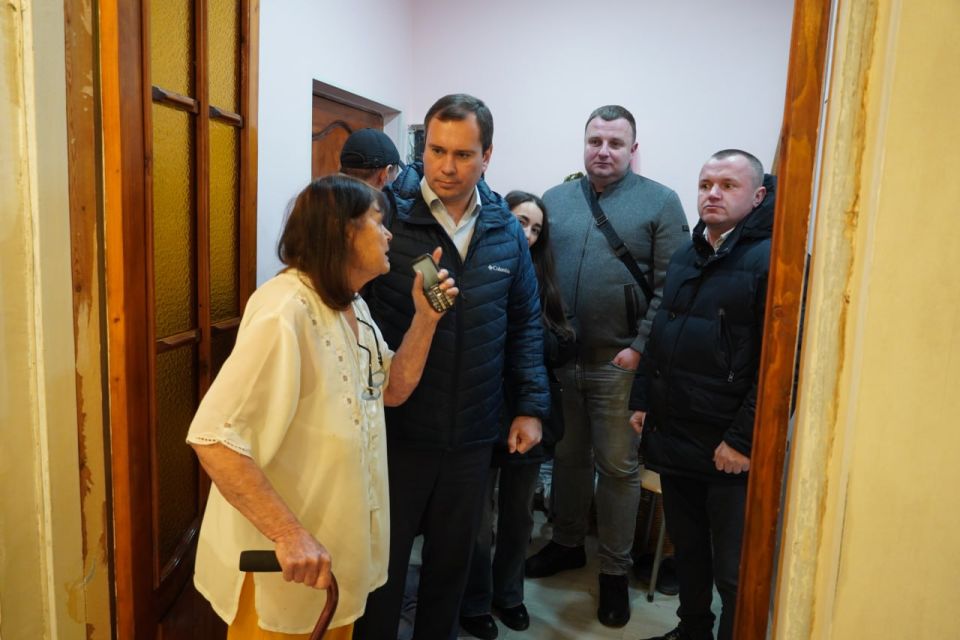 Глава администрации Керчи Олег Каторгин совместно с врио генерального директора Регионального фонда капремонта РК Андреем Вороньковым провели встречу с керчанкой, проживающей по ул. Орджоникидзе, 62 Глава администрации Керчи Олег Каторгин совместно с врио генерального директора Регионального фонда капремонта РК Андреем Вороньковым провели встречу с керчанкой, проживающей по ул. Орджоникидзе, 62