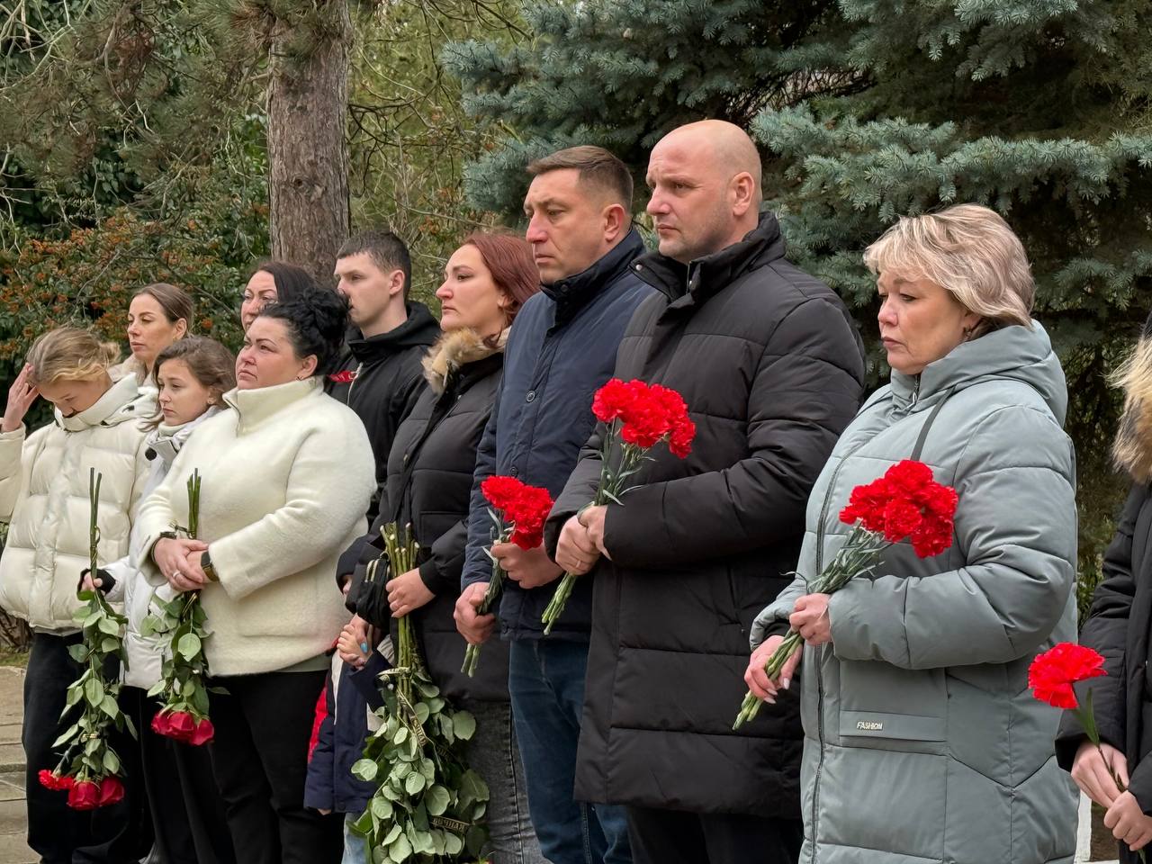 Две мемориальные доски в честь погибших в ходе спецоперации земляков открыли сегодня в Керчи