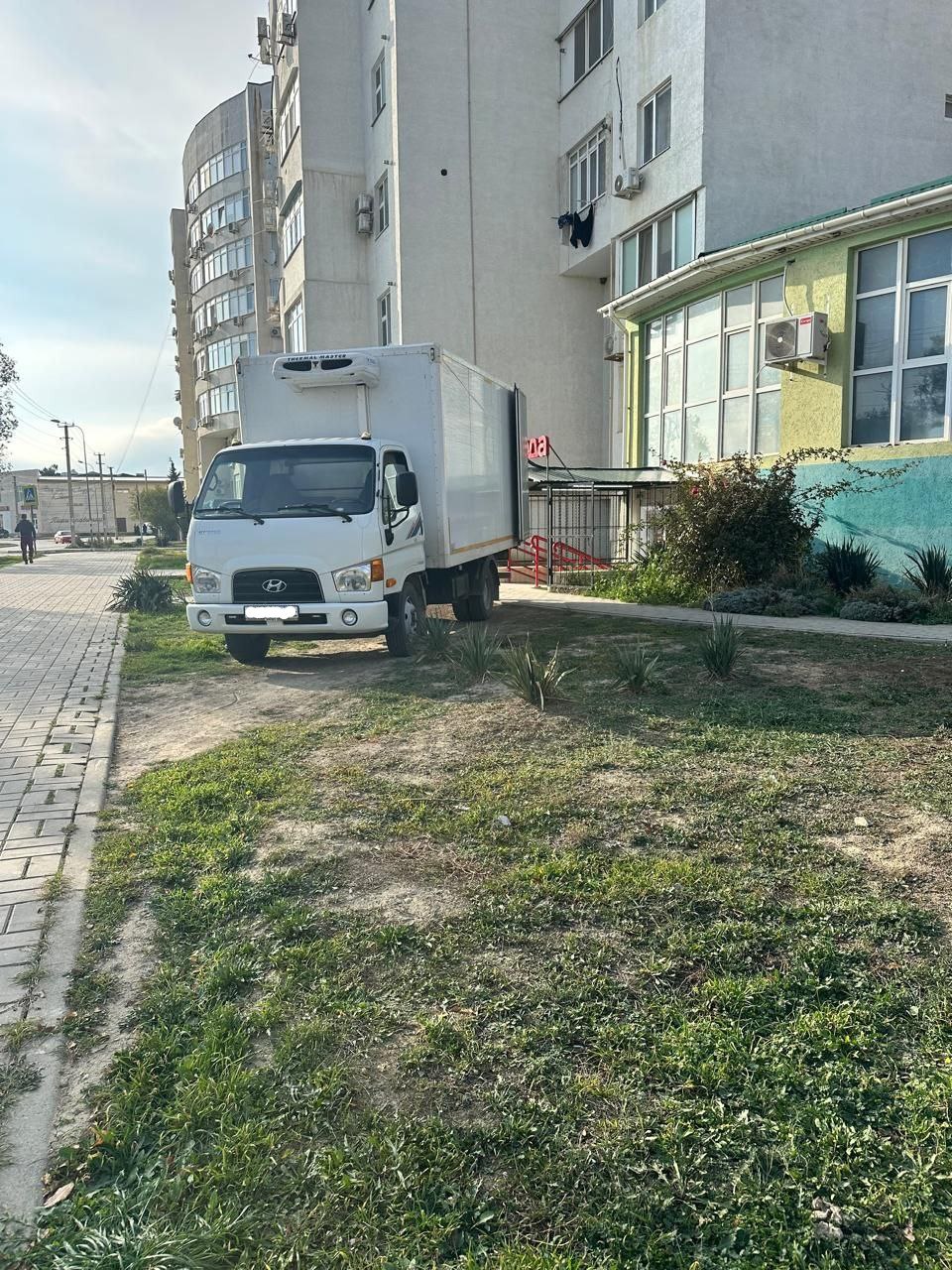 Отдел муниципального контроля администрации Судака напоминает автолюбителям, что парковка транспортных средств на зелёных зонах запрещена как ст. 3.18 Закона Республики Крым «Об административных правонарушениях Республики...