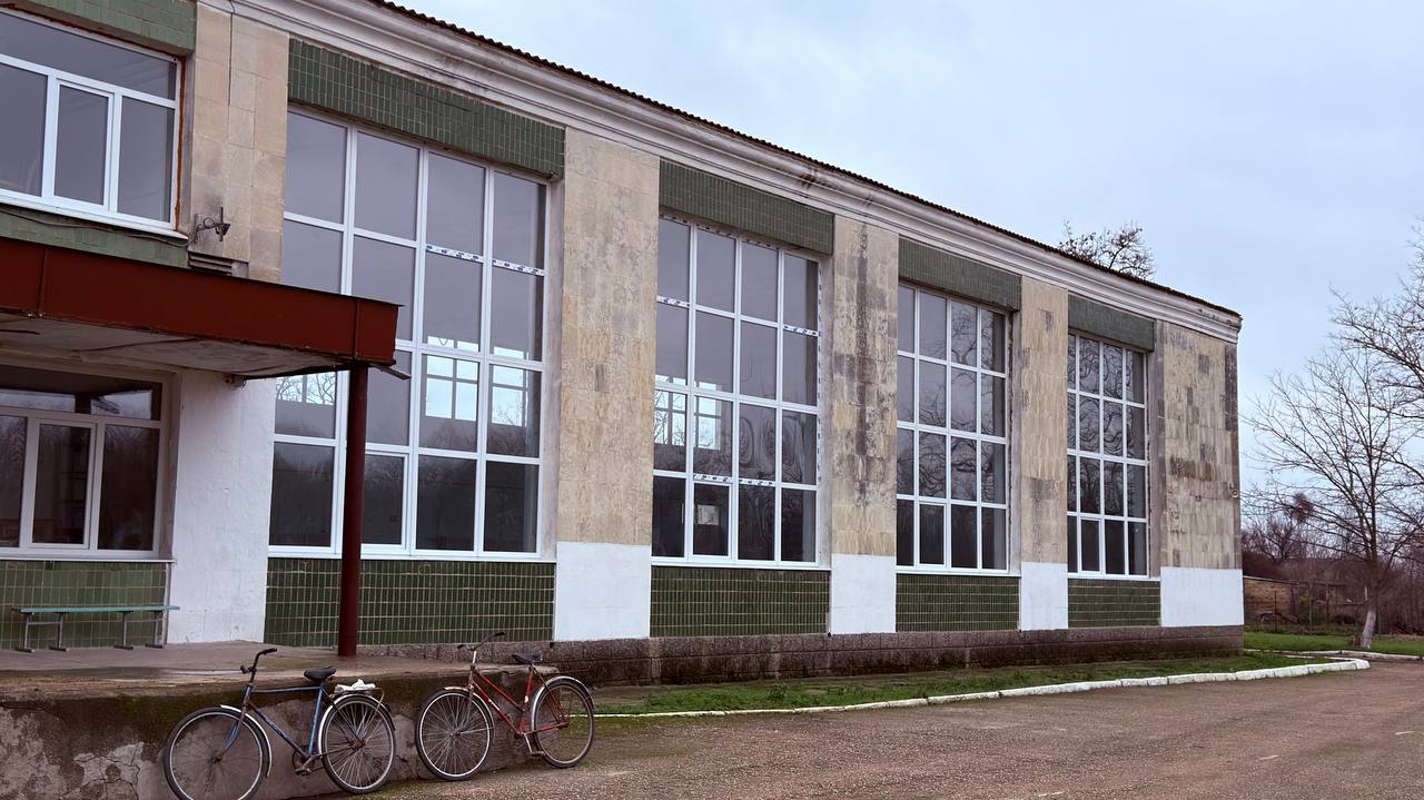 Антон Кравец: В ходе рабочей поездки в Новогригорьевское сельское поселение посетил среднюю общеобразовательную школу, где в настоящее время идут работы по замене оконных блоков на энергосберегающие Антон Кравец: В ходе рабочей поездки в Новогригорьевское сельское поселение посетил среднюю общеобразовательную школу, где в настоящее время идут работы по замене оконных блоков на энергосберегающие