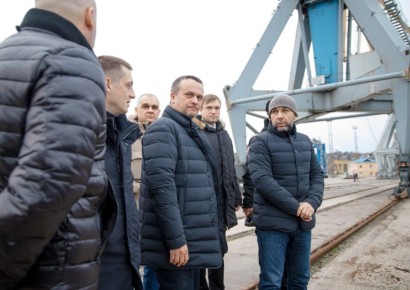 Андрей Никитин ознакомился с модернизацией вокзала и порта Мариуполя