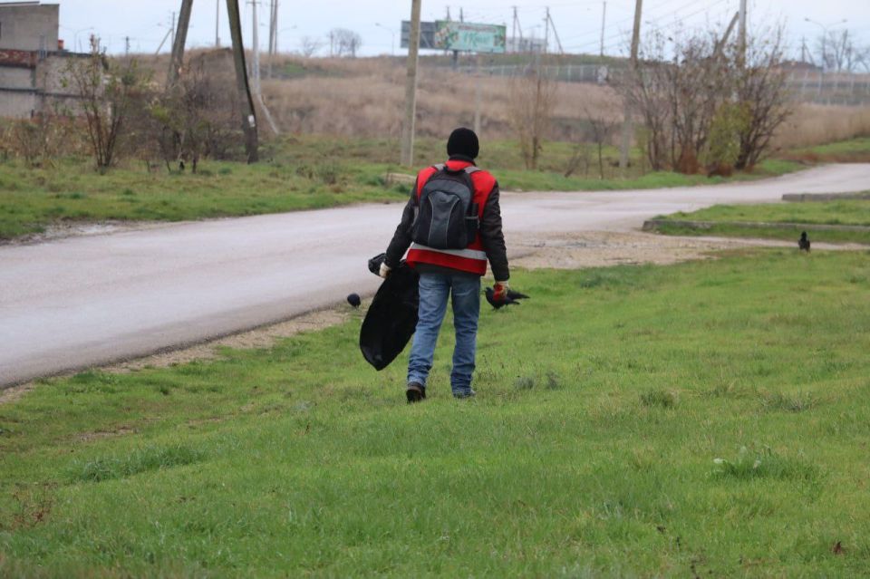 Ежедневно в любую погоду бригады в красных жилетах выходят на уборку городских пространств Ежедневно в любую погоду бригады в красных жилетах выходят на уборку городских пространств