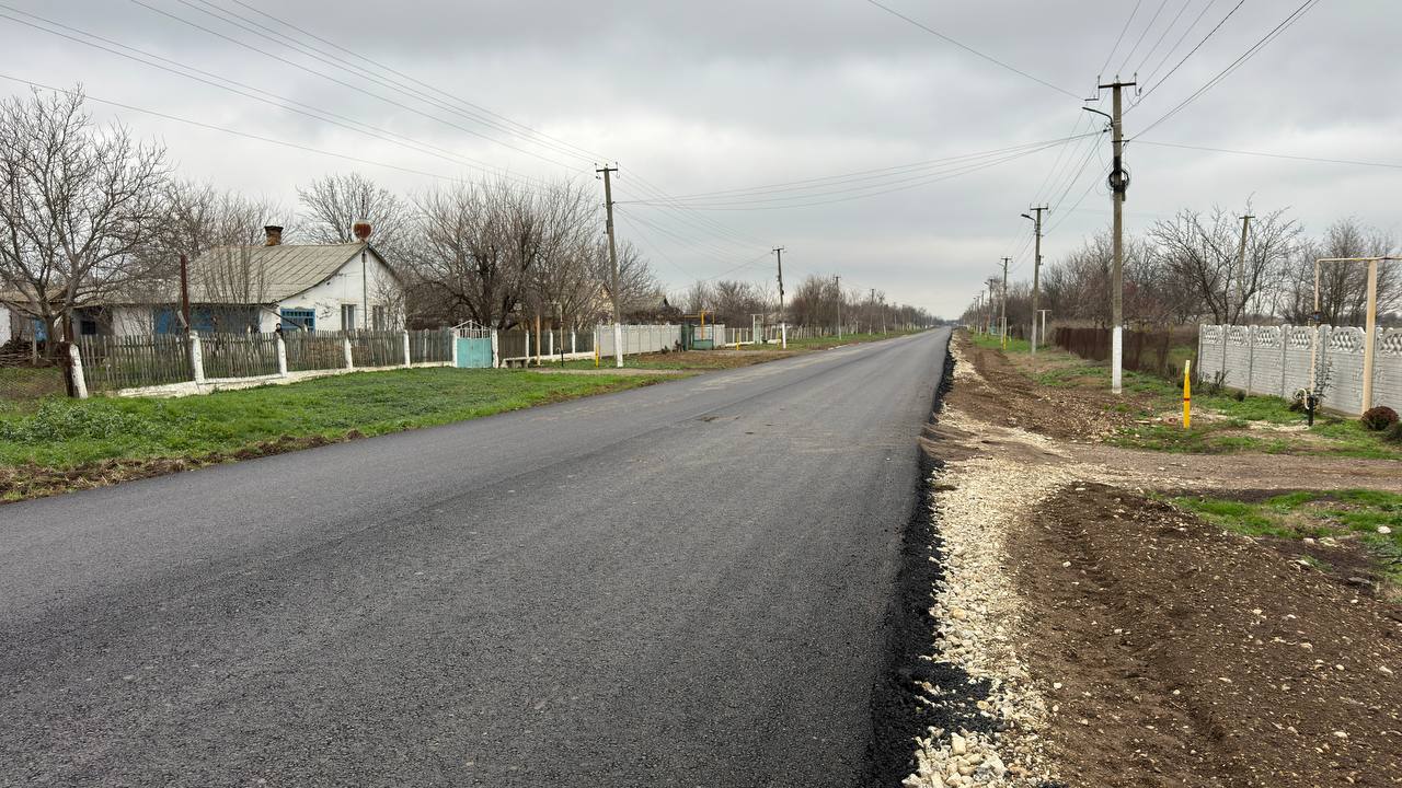 Антон Кравец: Благодаря программе Российской Федерации "Развитие транспортно-дорожного комплекса Республики Крым ", направленной на улучшение качества автомобильных дорог на территории полуострова, в нашем районе ведутся... Антон Кравец: Благодаря программе Российской Федерации "Развитие транспортно-дорожного комплекса Республики Крым ", направленной на улучшение качества автомобильных дорог на территории полуострова, в нашем районе ведутся...