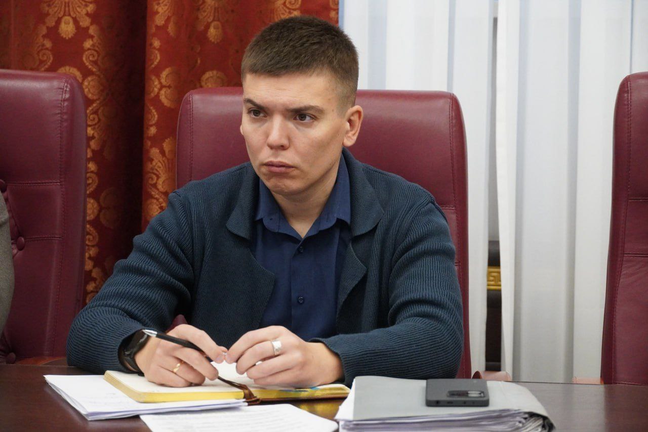 Новую неделю глава администрации Керчи Олег Каторгин начал с аппаратного совещания с заместителями, руководителями структурных подразделений администрации, на котором уделили внимание исполнительской дисциплине, выполнению... Новую неделю глава администрации Керчи Олег Каторгин начал с аппаратного совещания с заместителями, руководителями структурных подразделений администрации, на котором уделили внимание исполнительской дисциплине, выполнению...