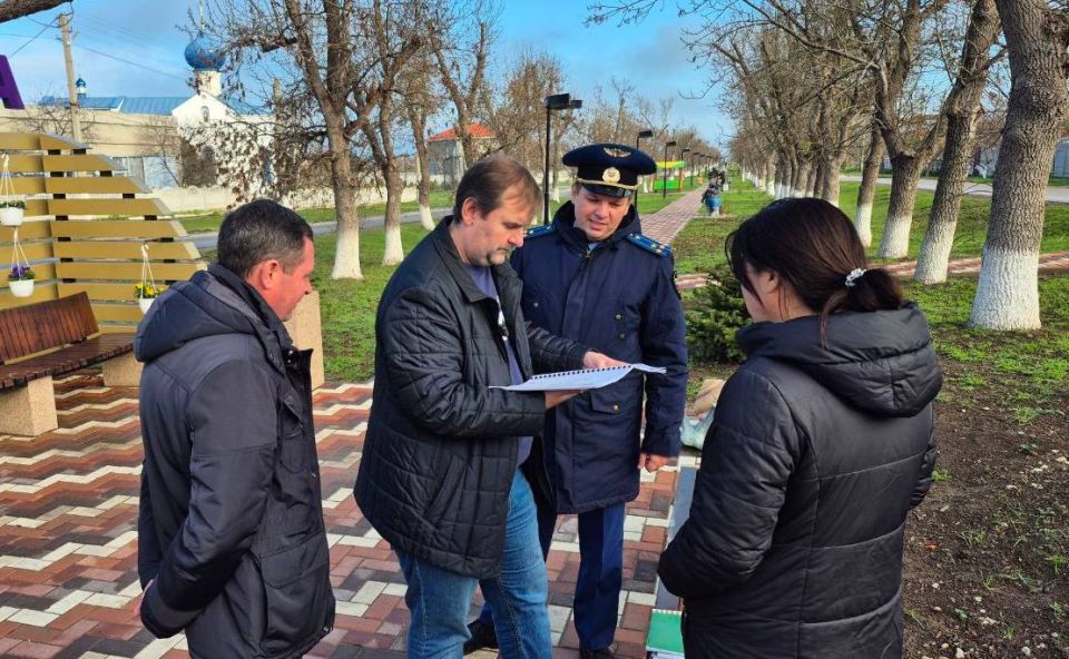 Прокурор Советского района Иван Рыбаков осуществил выезд в село Красногвардейское, где завершены работы по благоустройству парка «Радуга», и в поселок Советский, где ранее проводились работы в одном из скверов