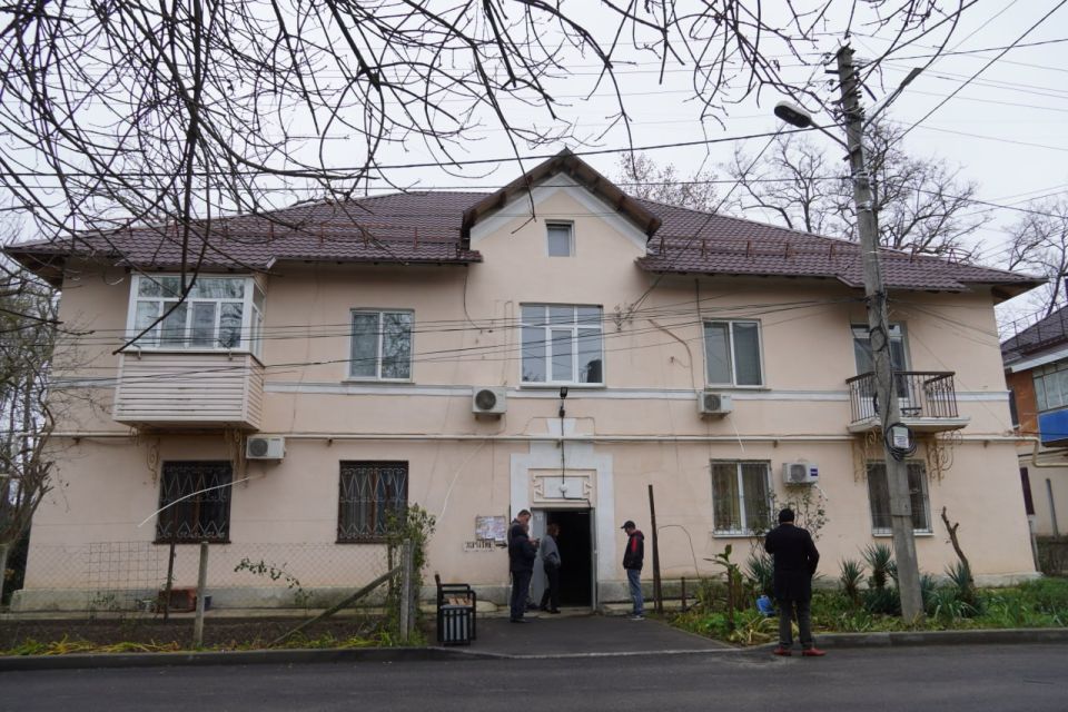 Глава администрации Керчи Олег Каторгин совместно с врио генерального директора Регионального фонда капремонта РК Андреем Вороньковым провели встречу с керчанкой, проживающей по ул. Орджоникидзе, 62 Глава администрации Керчи Олег Каторгин совместно с врио генерального директора Регионального фонда капремонта РК Андреем Вороньковым провели встречу с керчанкой, проживающей по ул. Орджоникидзе, 62