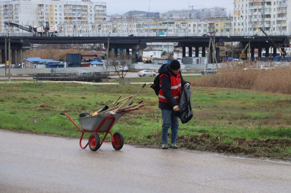 Ежедневно в любую погоду бригады в красных жилетах выходят на уборку городских пространств Ежедневно в любую погоду бригады в красных жилетах выходят на уборку городских пространств