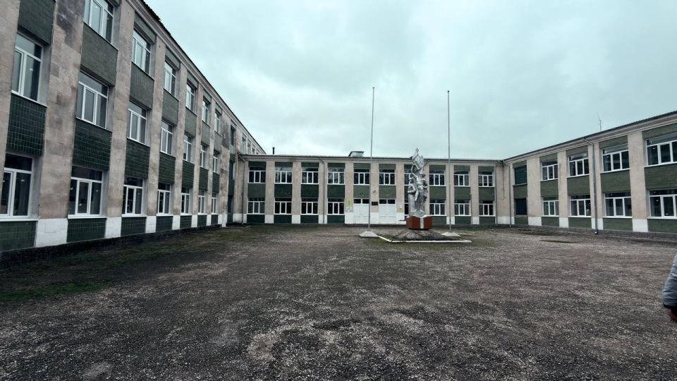 Антон Кравец: В ходе рабочей поездки в Новогригорьевское сельское поселение посетил среднюю общеобразовательную школу, где в настоящее время идут работы по замене оконных блоков на энергосберегающие