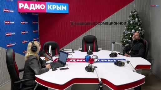 В Симферополе священники поздравляют детей и взрослых с праздником святого Николая