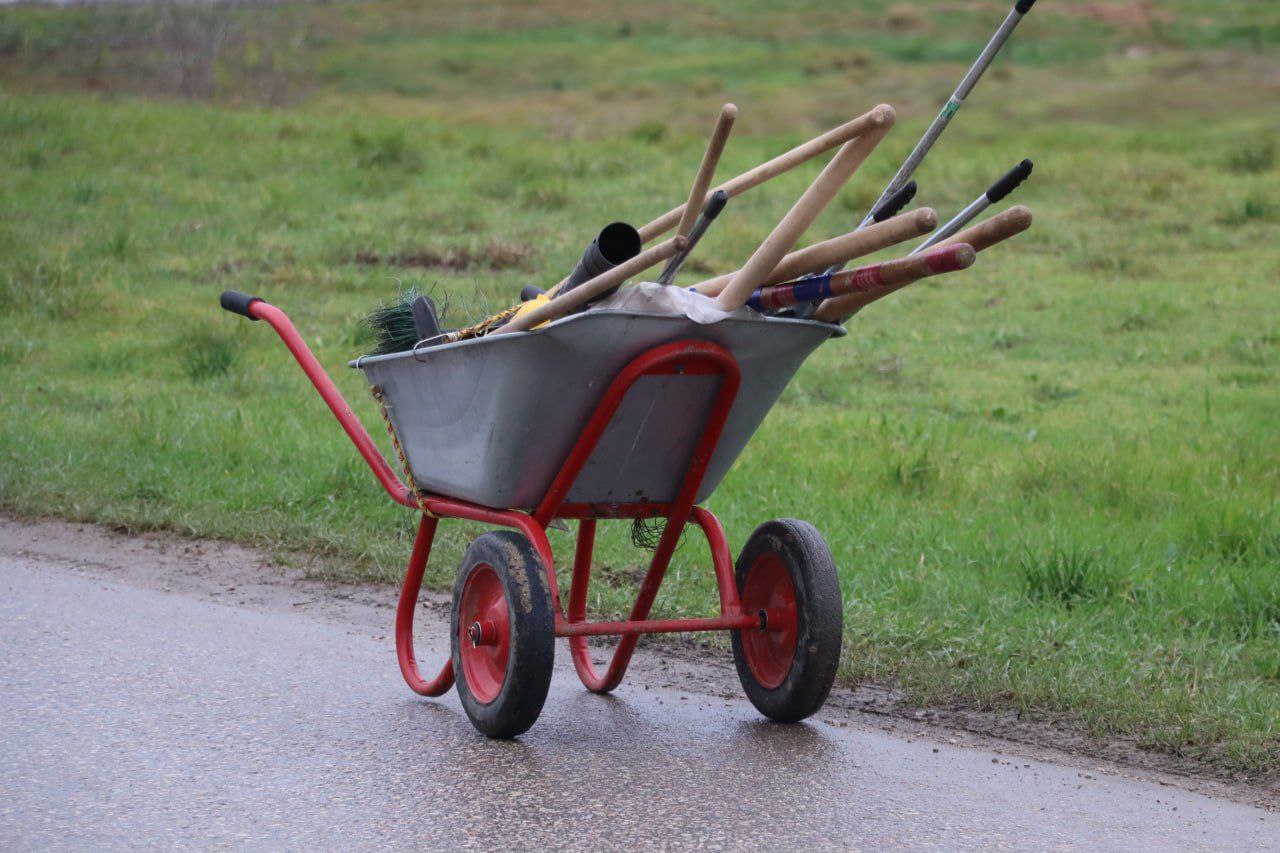 Ежедневно в любую погоду бригады в красных жилетах выходят на уборку городских пространств Ежедневно в любую погоду бригады в красных жилетах выходят на уборку городских пространств