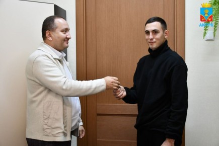 Сегодня два красногвардейца, из числа детей – сирот, Назар Ушаков и Максим Иванов, стали счастливыми обладателями собственных квартир! Это не просто квадратные метры, это начало нового, самостоятельного этапа в их жизни...