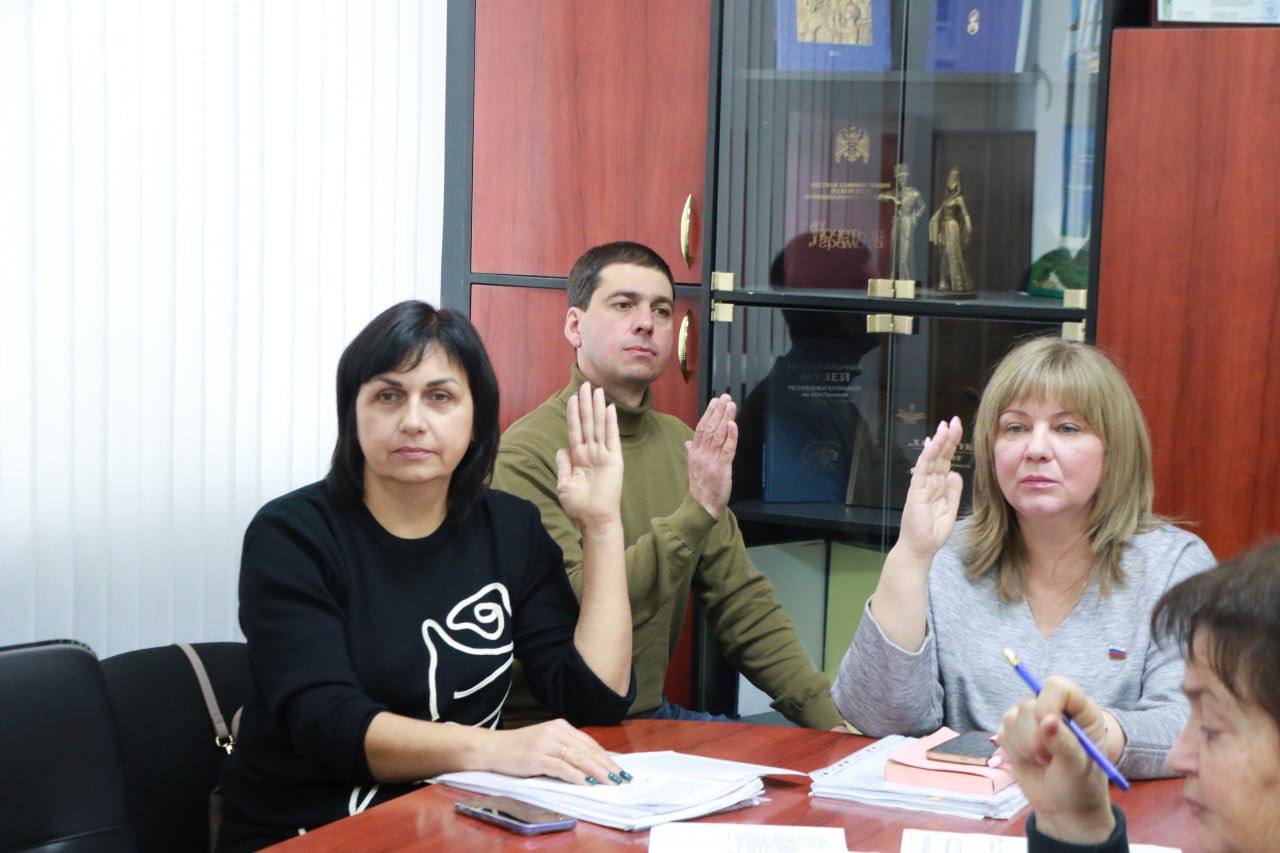 Ольга Урайкина: Сегодня после заседания постоянных депутатских комиссий, на котором все депутаты приняли положительные решения по всем вопросам повестки сессии, состоялось заседание 22-й сессии Бахчисарайского районного... Ольга Урайкина: Сегодня после заседания постоянных депутатских комиссий, на котором все депутаты приняли положительные решения по всем вопросам повестки сессии, состоялось заседание 22-й сессии Бахчисарайского районного...