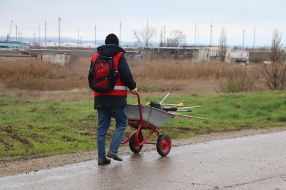 Ежедневно в любую погоду бригады в красных жилетах выходят на уборку городских пространств Ежедневно в любую погоду бригады в красных жилетах выходят на уборку городских пространств