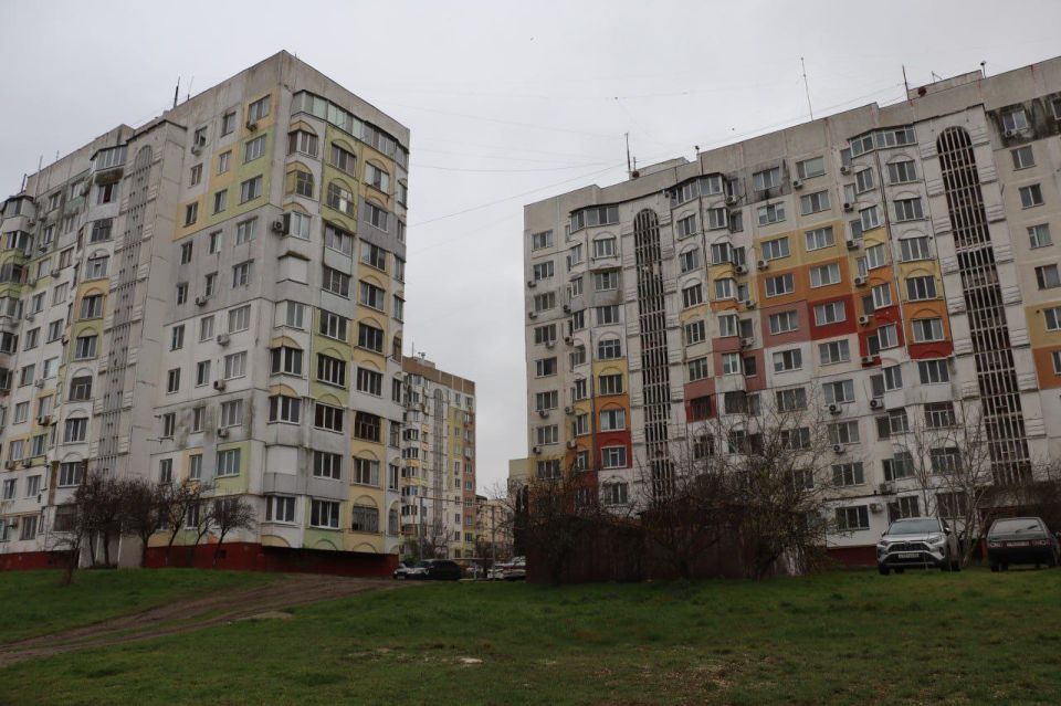 Ежедневно в любую погоду бригады в красных жилетах выходят на уборку городских пространств Ежедневно в любую погоду бригады в красных жилетах выходят на уборку городских пространств