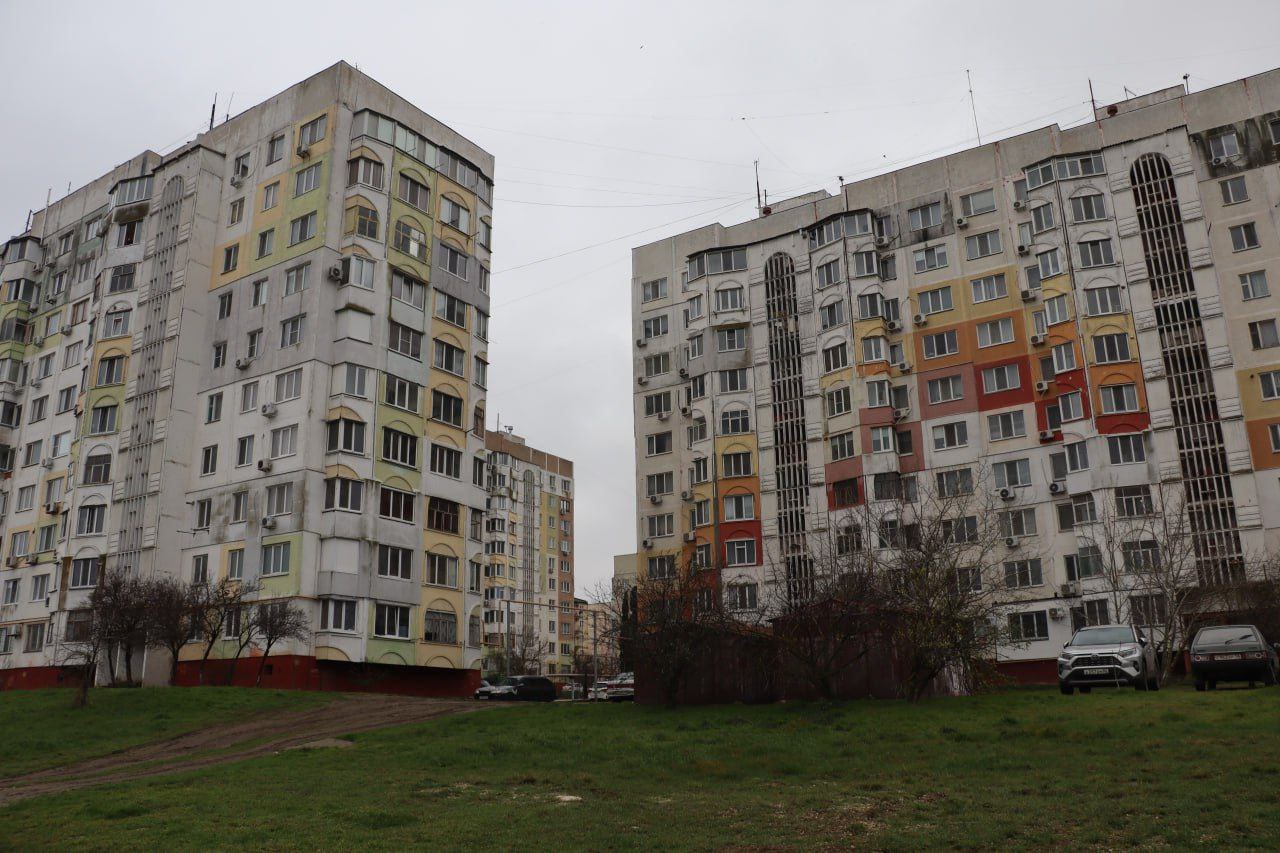 Ежедневно в любую погоду бригады в красных жилетах выходят на уборку городских пространств Ежедневно в любую погоду бригады в красных жилетах выходят на уборку городских пространств