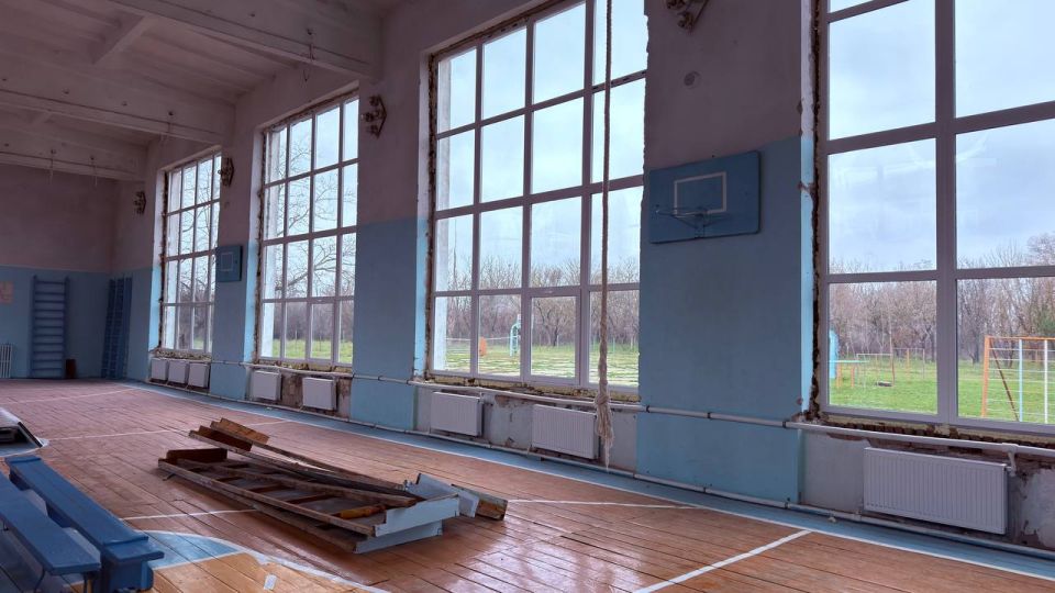 Антон Кравец: В ходе рабочей поездки в Новогригорьевское сельское поселение посетил среднюю общеобразовательную школу, где в настоящее время идут работы по замене оконных блоков на энергосберегающие Антон Кравец: В ходе рабочей поездки в Новогригорьевское сельское поселение посетил среднюю общеобразовательную школу, где в настоящее время идут работы по замене оконных блоков на энергосберегающие