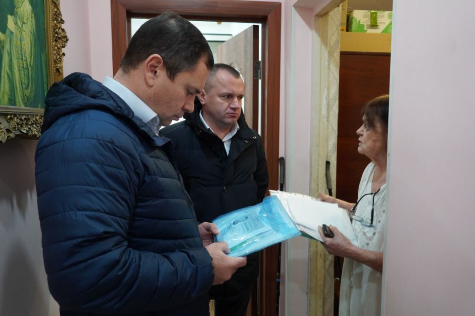 Глава администрации Керчи Олег Каторгин совместно с врио генерального директора Регионального фонда капремонта РК Андреем Вороньковым провели встречу с керчанкой, проживающей по ул. Орджоникидзе, 62 Глава администрации Керчи Олег Каторгин совместно с врио генерального директора Регионального фонда капремонта РК Андреем Вороньковым провели встречу с керчанкой, проживающей по ул. Орджоникидзе, 62