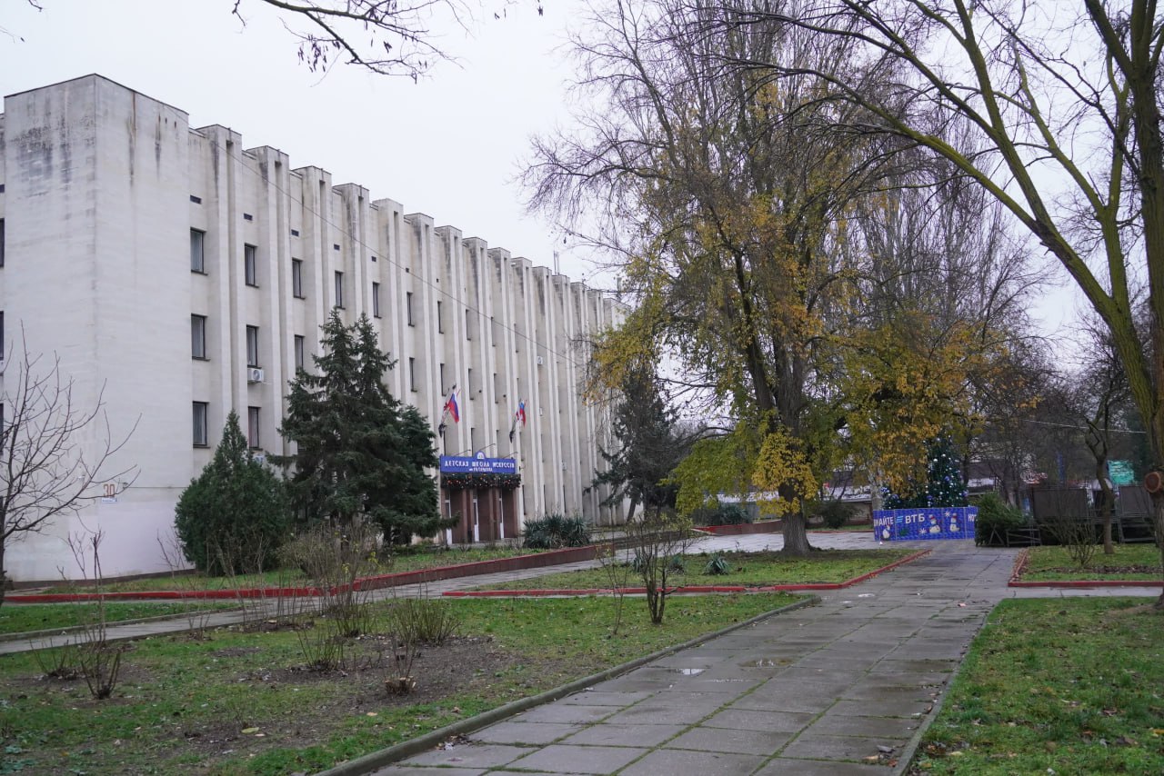 Глава администрации Керчи Олег Каторгин совместно с представителями подрядной организации Керчи, выполняющей работы по укладке плитки вдоль улиц Козлова и Пролетарской, с выездом на место обсудили вопрос комплексного... Глава администрации Керчи Олег Каторгин совместно с представителями подрядной организации Керчи, выполняющей работы по укладке плитки вдоль улиц Козлова и Пролетарской, с выездом на место обсудили вопрос комплексного...