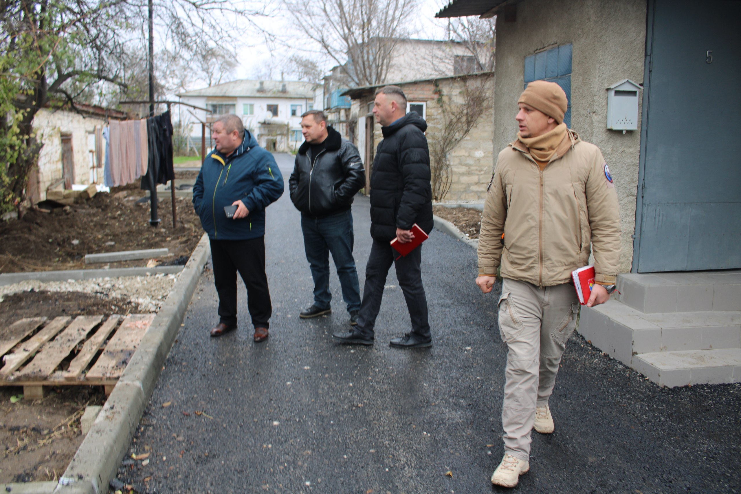 Глава администрации Ленинского района Игорь Крутьков совместно с первым заместителем главы Александром Саенко продолжают регулярные встречи с жителями района, которые позволяют оперативно реагировать на обращения и улучшать... Глава администрации Ленинского района Игорь Крутьков совместно с первым заместителем главы Александром Саенко продолжают регулярные встречи с жителями района, которые позволяют оперативно реагировать на обращения и улучшать...