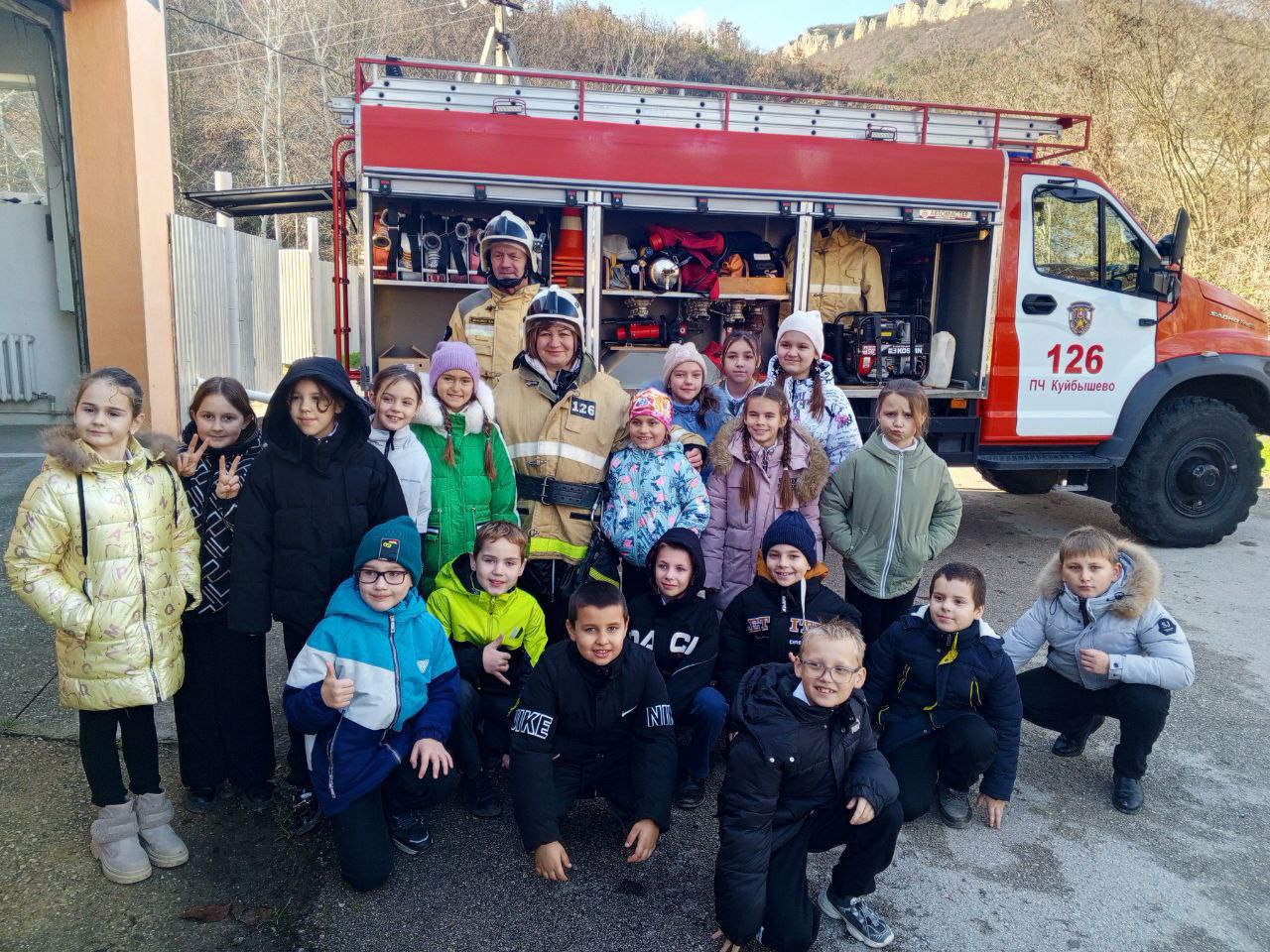 Дети в гостях у пожарных!. В преддверии Дня спасателя Российской Федерации сотрудники всех подведомственных МЧС Республики Крым учреждений проводят дни открытых дверей для школьников Дети в гостях у пожарных!. В преддверии Дня спасателя Российской Федерации сотрудники всех подведомственных МЧС Республики Крым учреждений проводят дни открытых дверей для школьников