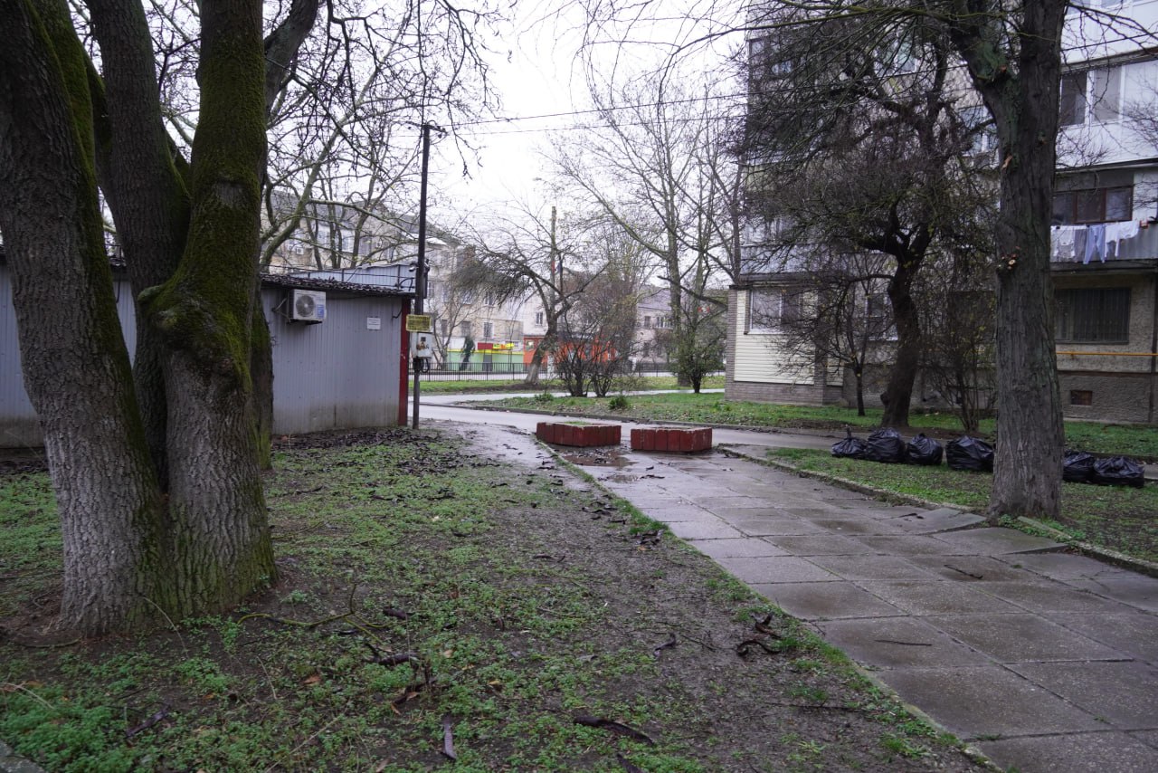 Глава администрации Керчи Олег Каторгин совместно с представителями подрядной организации Керчи, выполняющей работы по укладке плитки вдоль улиц Козлова и Пролетарской, с выездом на место обсудили вопрос комплексного... Глава администрации Керчи Олег Каторгин совместно с представителями подрядной организации Керчи, выполняющей работы по укладке плитки вдоль улиц Козлова и Пролетарской, с выездом на место обсудили вопрос комплексного...