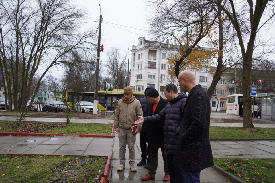 Глава администрации Керчи Олег Каторгин совместно с представителями подрядной организации Керчи, выполняющей работы по укладке плитки вдоль улиц Козлова и Пролетарской, с выездом на место обсудили вопрос комплексного...