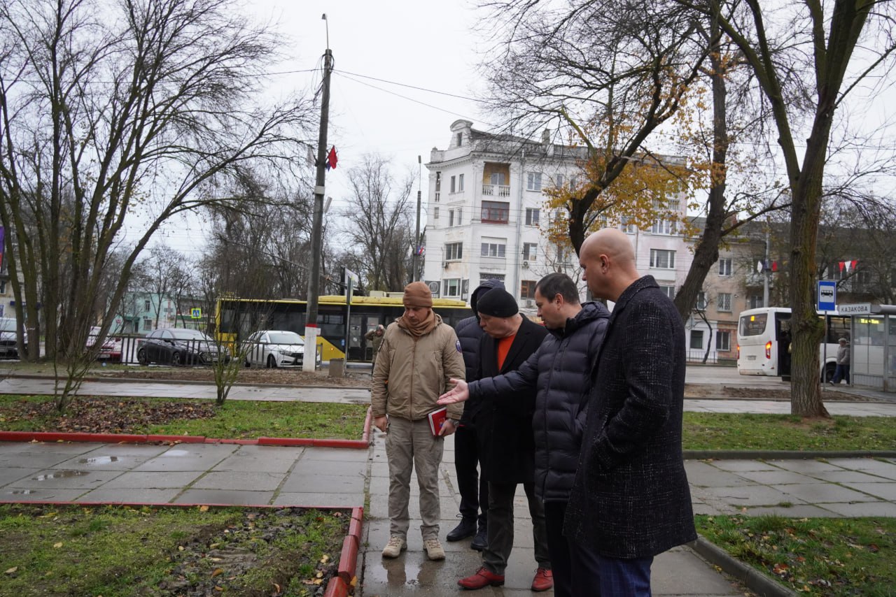 Глава администрации Керчи Олег Каторгин совместно с представителями подрядной организации Керчи, выполняющей работы по укладке плитки вдоль улиц Козлова и Пролетарской, с выездом на место обсудили вопрос комплексного...