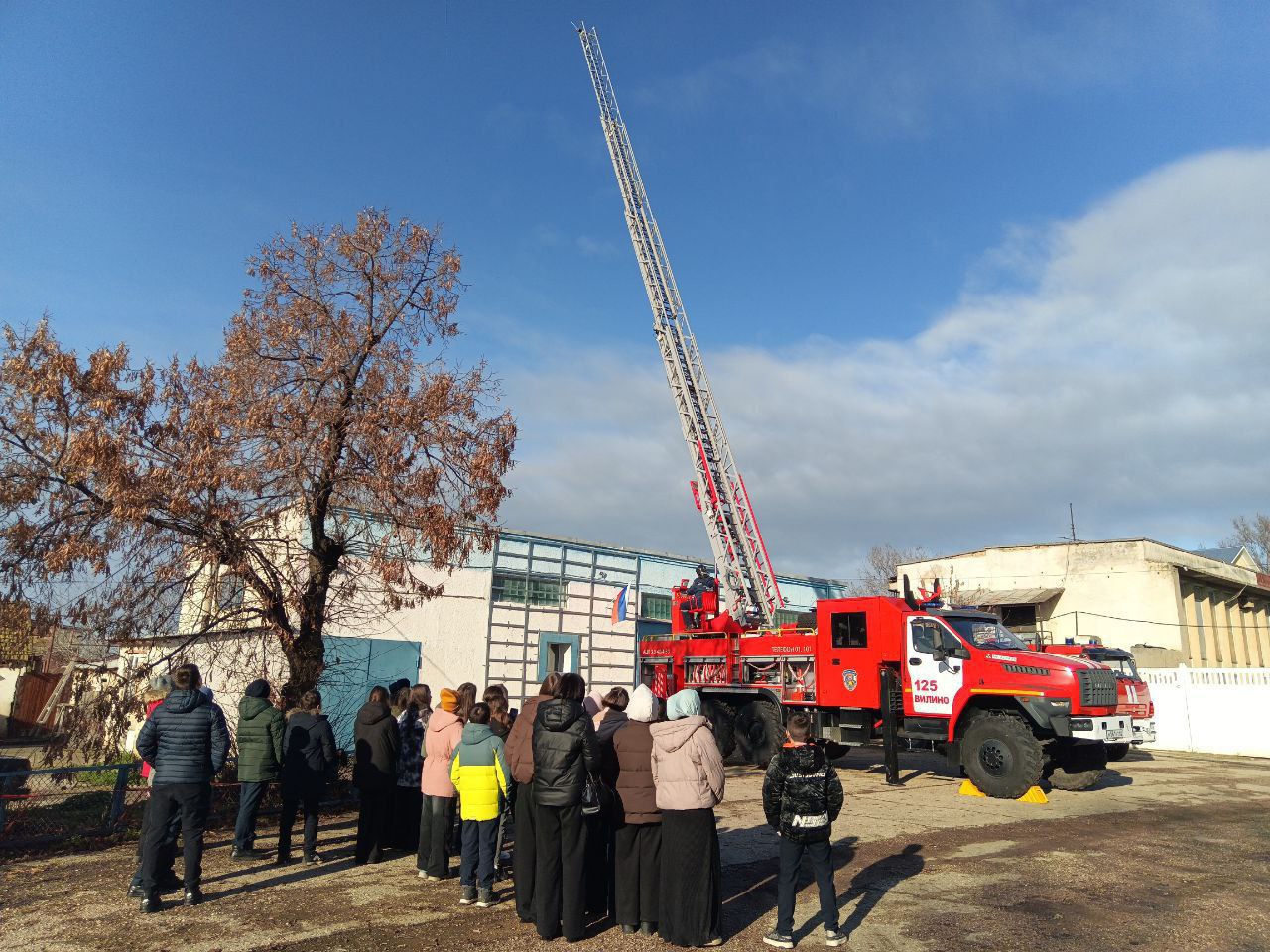 Дети в гостях у пожарных!. В преддверии Дня спасателя Российской Федерации сотрудники всех подведомственных МЧС Республики Крым учреждений проводят дни открытых дверей для школьников Дети в гостях у пожарных!. В преддверии Дня спасателя Российской Федерации сотрудники всех подведомственных МЧС Республики Крым учреждений проводят дни открытых дверей для школьников