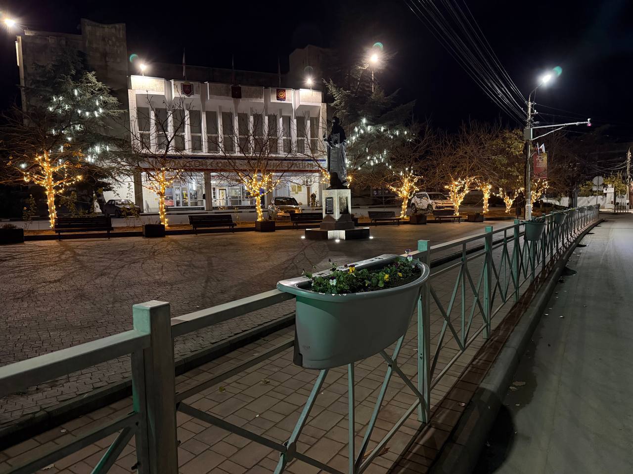 Кирилл Чебышев: В преддверии Нового года по улице Ленина началась установка 140 кашпо с живыми зимостойкими цветами Кирилл Чебышев: В преддверии Нового года по улице Ленина началась установка 140 кашпо с живыми зимостойкими цветами