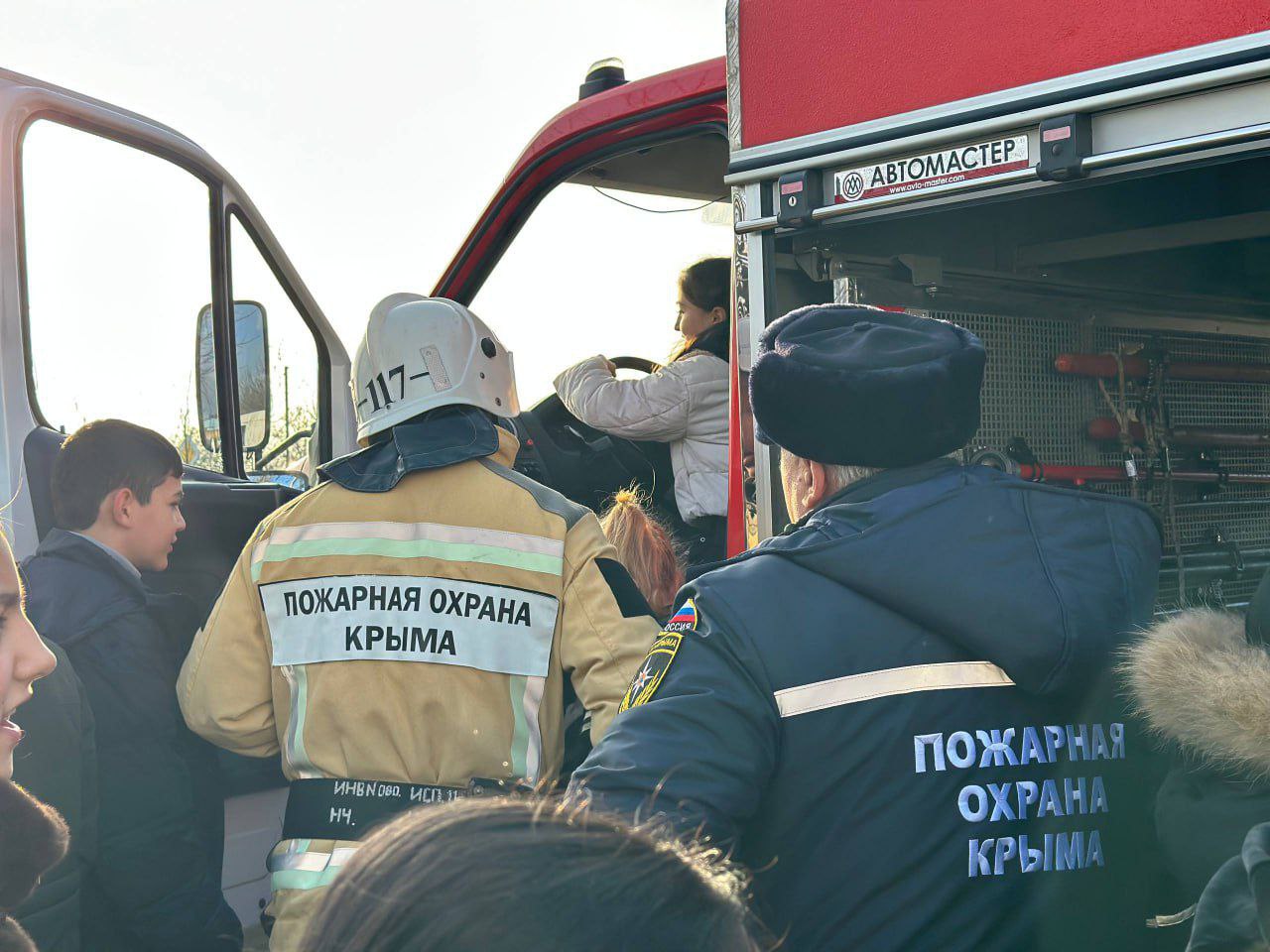 Дети в гостях у пожарных!. В преддверии Дня спасателя Российской Федерации сотрудники всех подведомственных МЧС Республики Крым учреждений проводят дни открытых дверей для школьников Дети в гостях у пожарных!. В преддверии Дня спасателя Российской Федерации сотрудники всех подведомственных МЧС Республики Крым учреждений проводят дни открытых дверей для школьников
