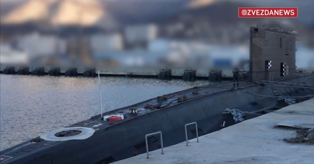 Поразительно, но пресс-служба Черноморского флота даже записала видео рядом с подводной лодкой, которая подверглась атаке беспилотника Поразительно, но пресс-служба Черноморского флота даже записала видео рядом с подводной лодкой, которая подверглась атаке беспилотника