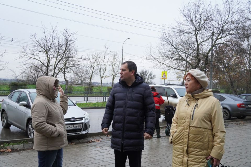 Глава администрации Олег Каторгин провел выездную встречу с активистами дома №16 по ул. Генерала Петрова. В этом дворе силами подрядной организации «СУ №7» ведется благоустройство