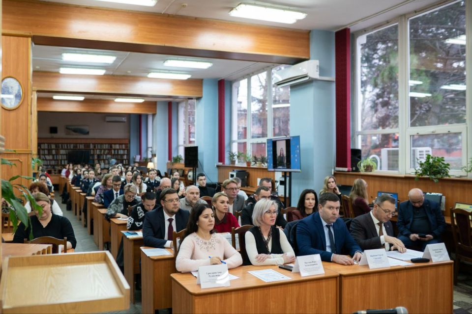 Крымский федеральный университет стал площадкой для обсуждения актуальных вопросов защиты молодого поколения от деструктивных идей