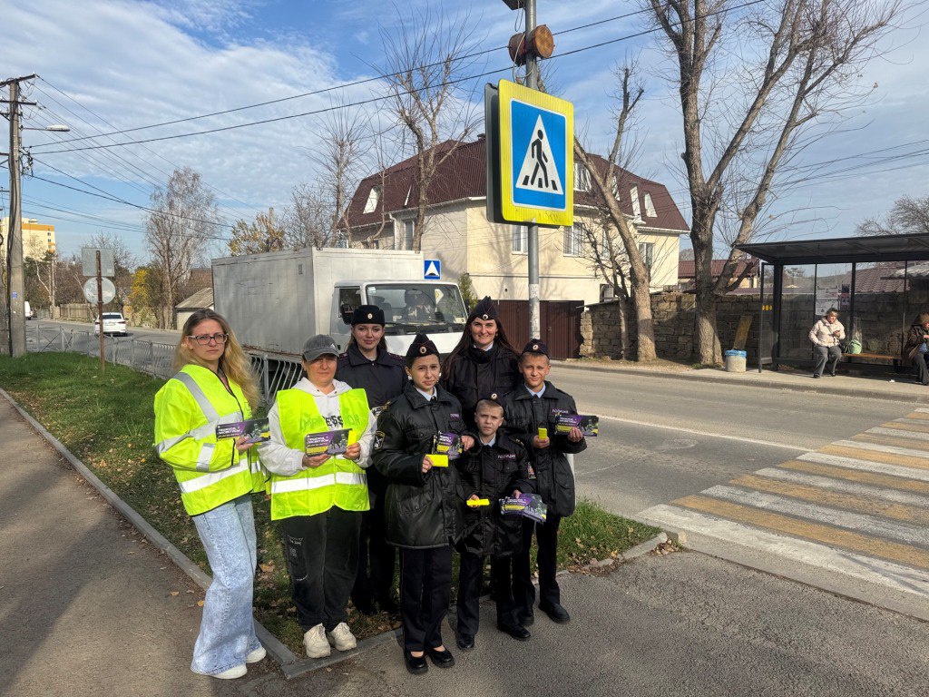 В школе № 28 города Симферополя родительский патруль на постоянной основе ведёт работу по предупреждению детского дорожно-транспортного травматизма при активном участии юных инспекторов движения школы В школе № 28 города Симферополя родительский патруль на постоянной основе ведёт работу по предупреждению детского дорожно-транспортного травматизма при активном участии юных инспекторов движения школы