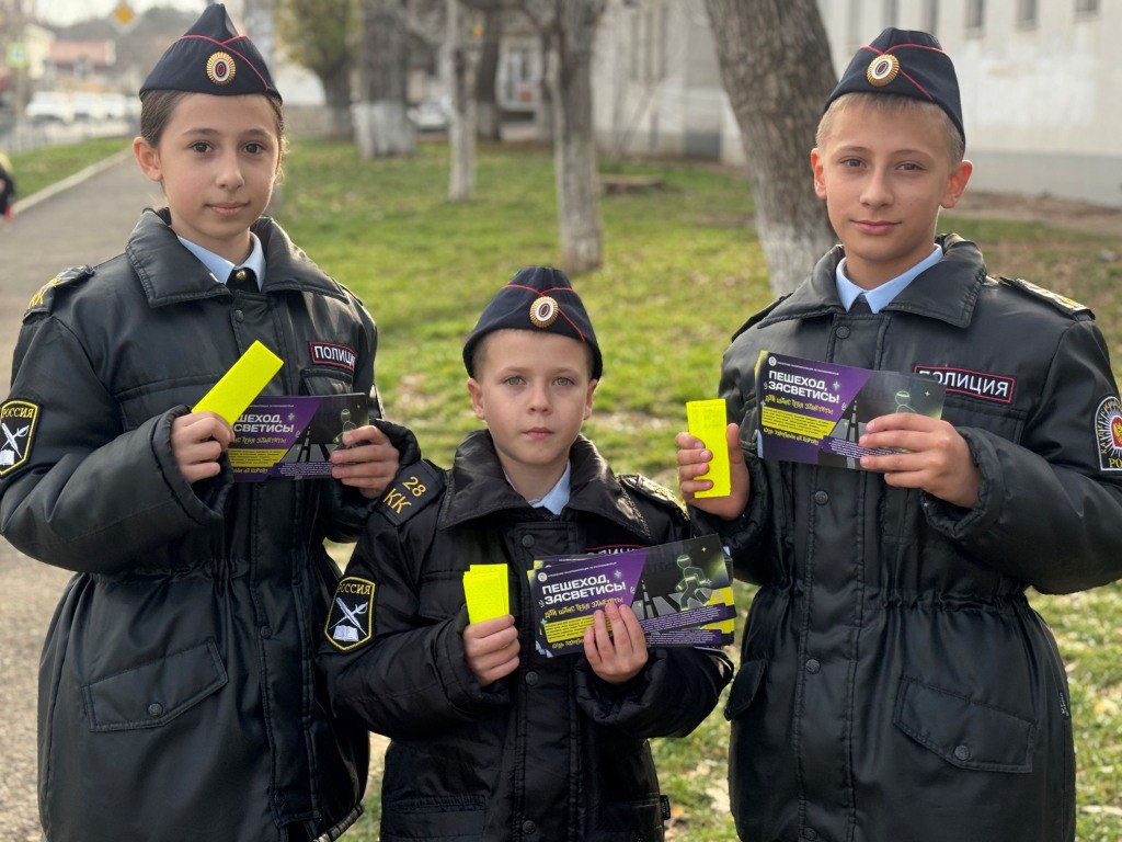 В школе № 28 города Симферополя родительский патруль на постоянной основе ведёт работу по предупреждению детского дорожно-транспортного травматизма при активном участии юных инспекторов движения школы