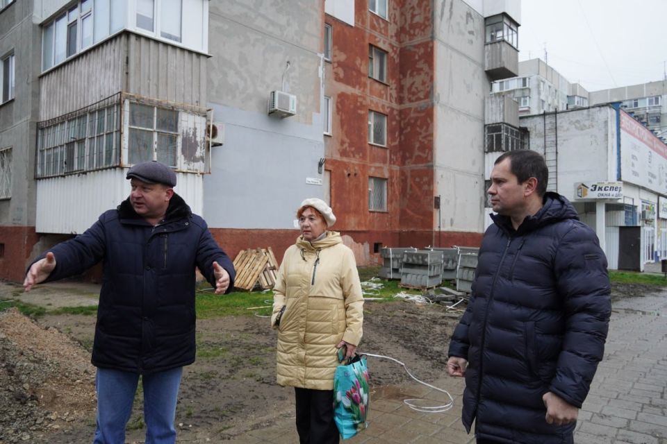 Глава администрации Олег Каторгин провел выездную встречу с активистами дома №16 по ул. Генерала Петрова. В этом дворе силами подрядной организации «СУ №7» ведется благоустройство Глава администрации Олег Каторгин провел выездную встречу с активистами дома №16 по ул. Генерала Петрова. В этом дворе силами подрядной организации «СУ №7» ведется благоустройство