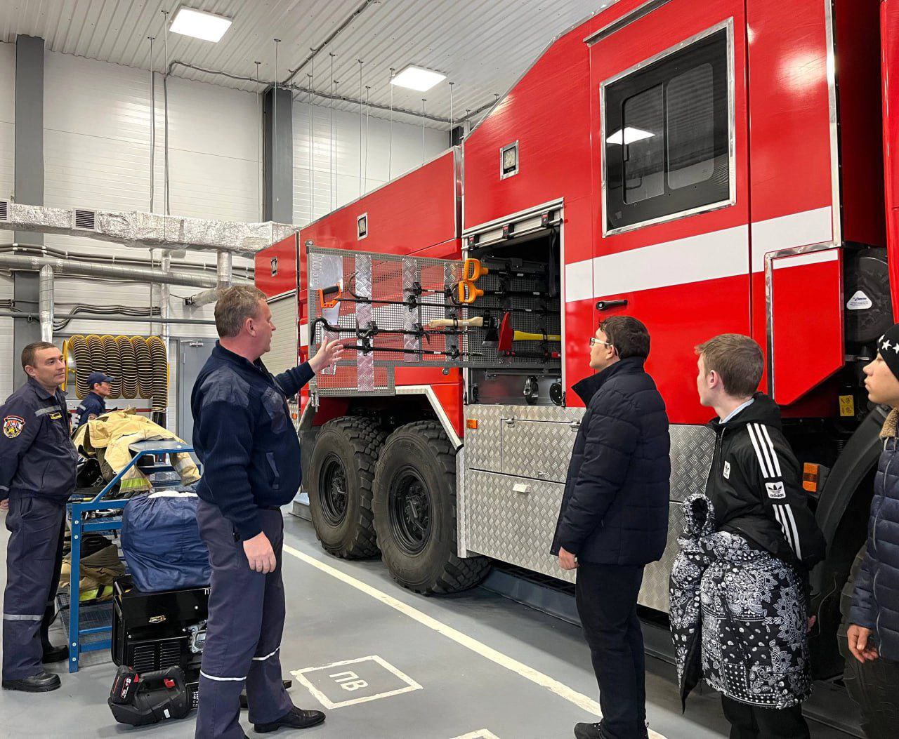 Дети в гостях у пожарных!. В преддверии Дня спасателя Российской Федерации сотрудники всех подведомственных МЧС Республики Крым учреждений проводят дни открытых дверей для школьников Дети в гостях у пожарных!. В преддверии Дня спасателя Российской Федерации сотрудники всех подведомственных МЧС Республики Крым учреждений проводят дни открытых дверей для школьников