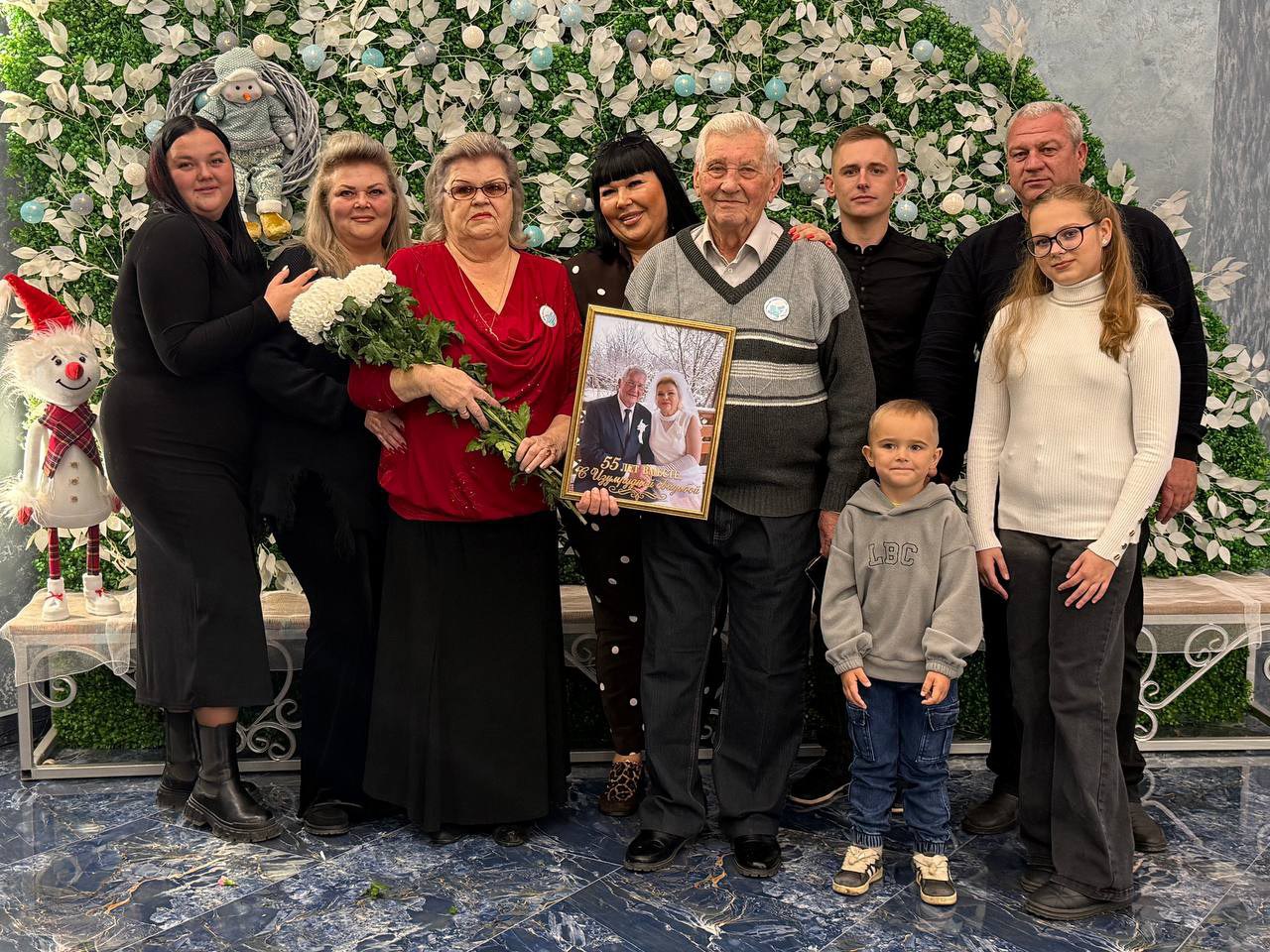 Отдел ЗАГС города Симферополя с теплотой и гордостью чествовал юбиляров семейной жизни – Леонида Николаевича и Валентину Владимировну Дроздовых, отметивших 55 лет совместного пути Отдел ЗАГС города Симферополя с теплотой и гордостью чествовал юбиляров семейной жизни – Леонида Николаевича и Валентину Владимировну Дроздовых, отметивших 55 лет совместного пути