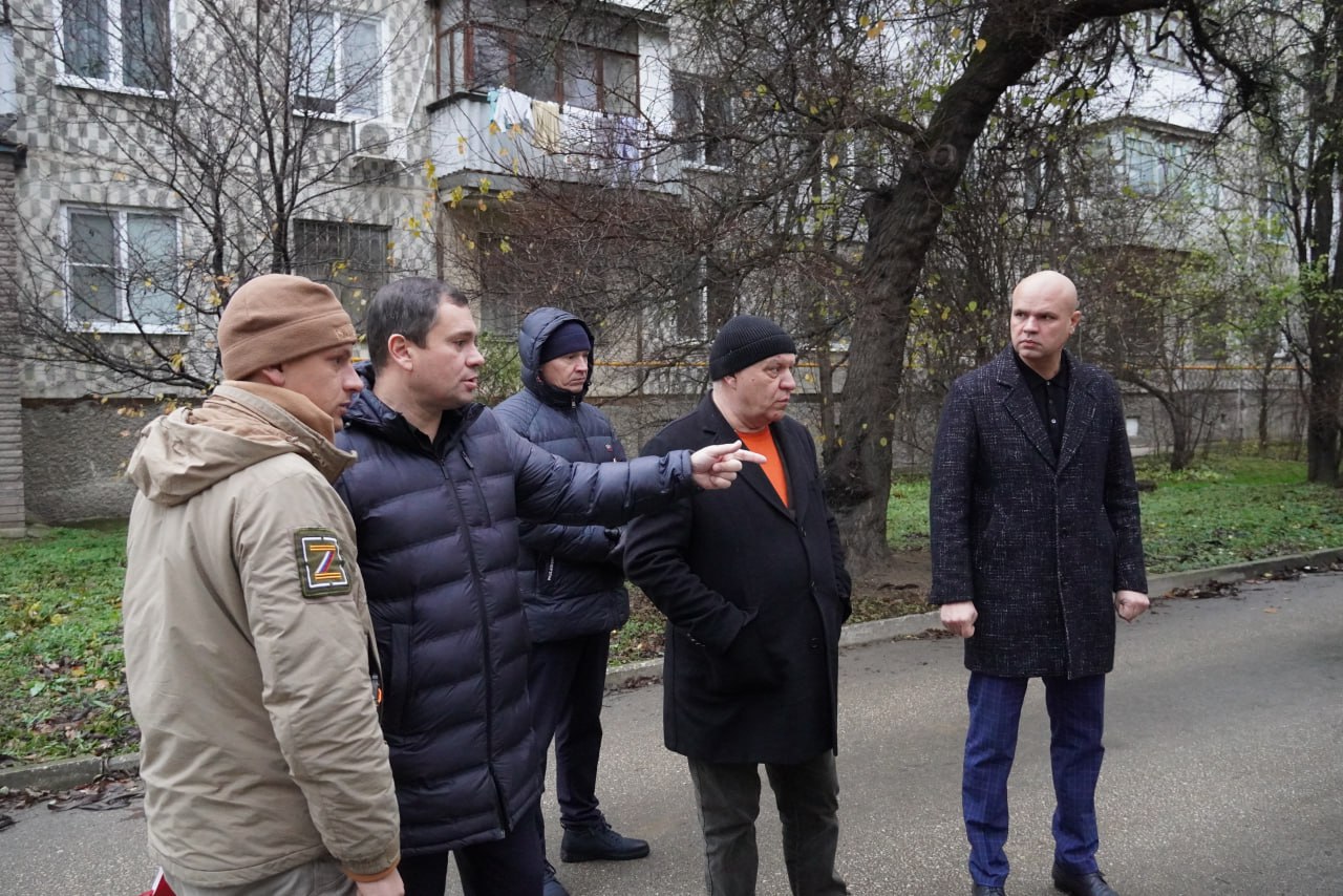 Глава администрации Керчи Олег Каторгин совместно с представителями подрядной организации Керчи, выполняющей работы по укладке плитки вдоль улиц Козлова и Пролетарской, с выездом на место обсудили вопрос комплексного... Глава администрации Керчи Олег Каторгин совместно с представителями подрядной организации Керчи, выполняющей работы по укладке плитки вдоль улиц Козлова и Пролетарской, с выездом на место обсудили вопрос комплексного...