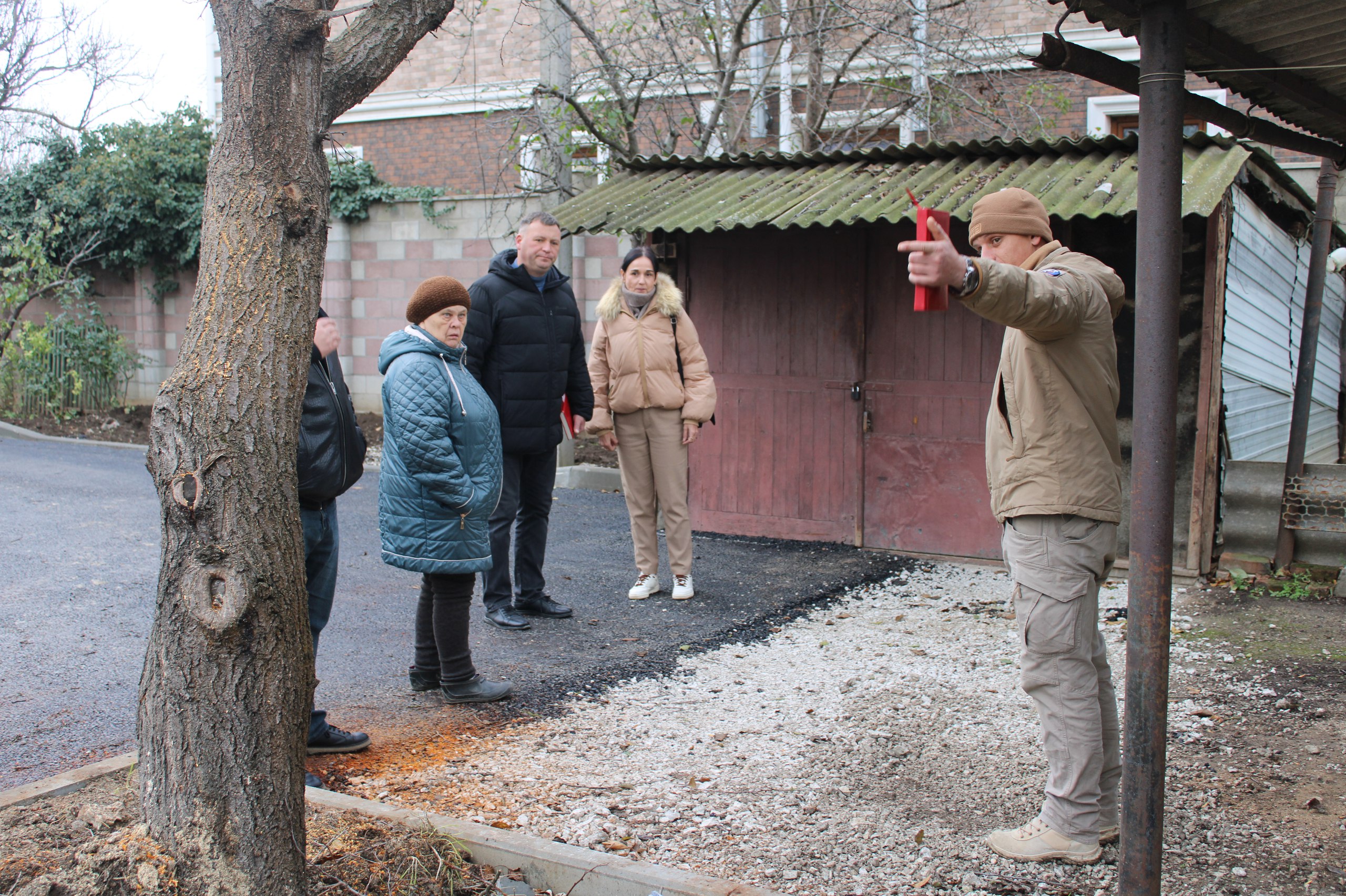 Глава администрации Ленинского района Игорь Крутьков совместно с первым заместителем главы Александром Саенко продолжают регулярные встречи с жителями района, которые позволяют оперативно реагировать на обращения и улучшать... Глава администрации Ленинского района Игорь Крутьков совместно с первым заместителем главы Александром Саенко продолжают регулярные встречи с жителями района, которые позволяют оперативно реагировать на обращения и улучшать...