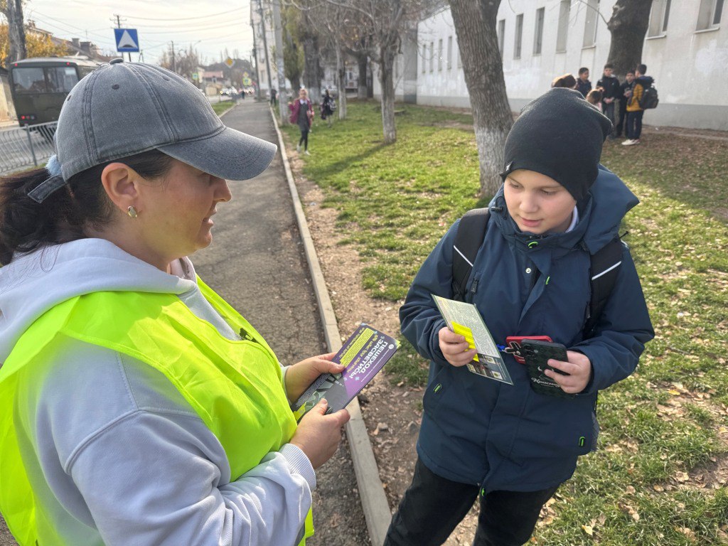 В школе № 28 города Симферополя родительский патруль на постоянной основе ведёт работу по предупреждению детского дорожно-транспортного травматизма при активном участии юных инспекторов движения школы В школе № 28 города Симферополя родительский патруль на постоянной основе ведёт работу по предупреждению детского дорожно-транспортного травматизма при активном участии юных инспекторов движения школы