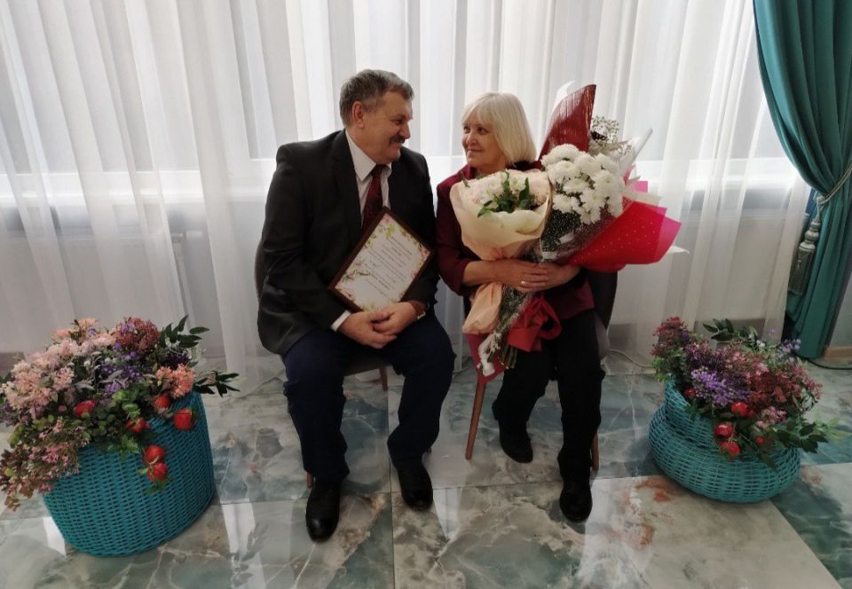 В уютном зале торжественных событий Нижнегорского районного отдела ЗАГС отметили знаменательную дату – 50-летие супружеской пары Сергея Аркадьевича и Ольги Геннадьевны Худяковых В уютном зале торжественных событий Нижнегорского районного отдела ЗАГС отметили знаменательную дату – 50-летие супружеской пары Сергея Аркадьевича и Ольги Геннадьевны Худяковых