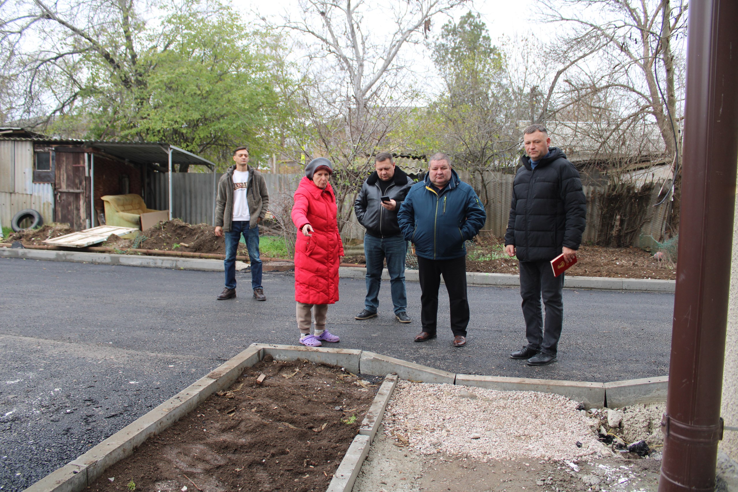 Глава администрации Ленинского района Игорь Крутьков совместно с первым заместителем главы Александром Саенко продолжают регулярные встречи с жителями района, которые позволяют оперативно реагировать на обращения и улучшать...