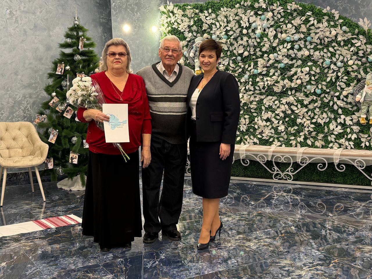 Отдел ЗАГС города Симферополя с теплотой и гордостью чествовал юбиляров семейной жизни – Леонида Николаевича и Валентину Владимировну Дроздовых, отметивших 55 лет совместного пути Отдел ЗАГС города Симферополя с теплотой и гордостью чествовал юбиляров семейной жизни – Леонида Николаевича и Валентину Владимировну Дроздовых, отметивших 55 лет совместного пути