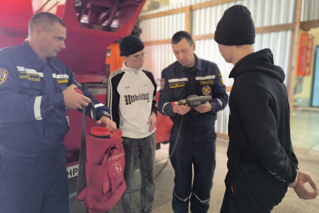 Дети в гостях у пожарных!. В преддверии Дня спасателя Российской Федерации сотрудники всех подведомственных МЧС Республики Крым учреждений проводят дни открытых дверей для школьников Дети в гостях у пожарных!. В преддверии Дня спасателя Российской Федерации сотрудники всех подведомственных МЧС Республики Крым учреждений проводят дни открытых дверей для школьников